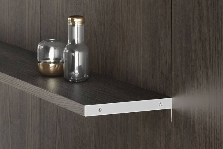 Veneer shelves in the panel system SieMatic FloatingSpaces provide additional storage space for the kitchen