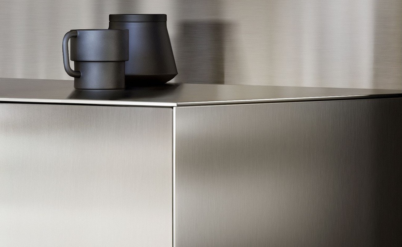 SieMatic countertop, side panels and backsplash made of durable, professional stainless steel