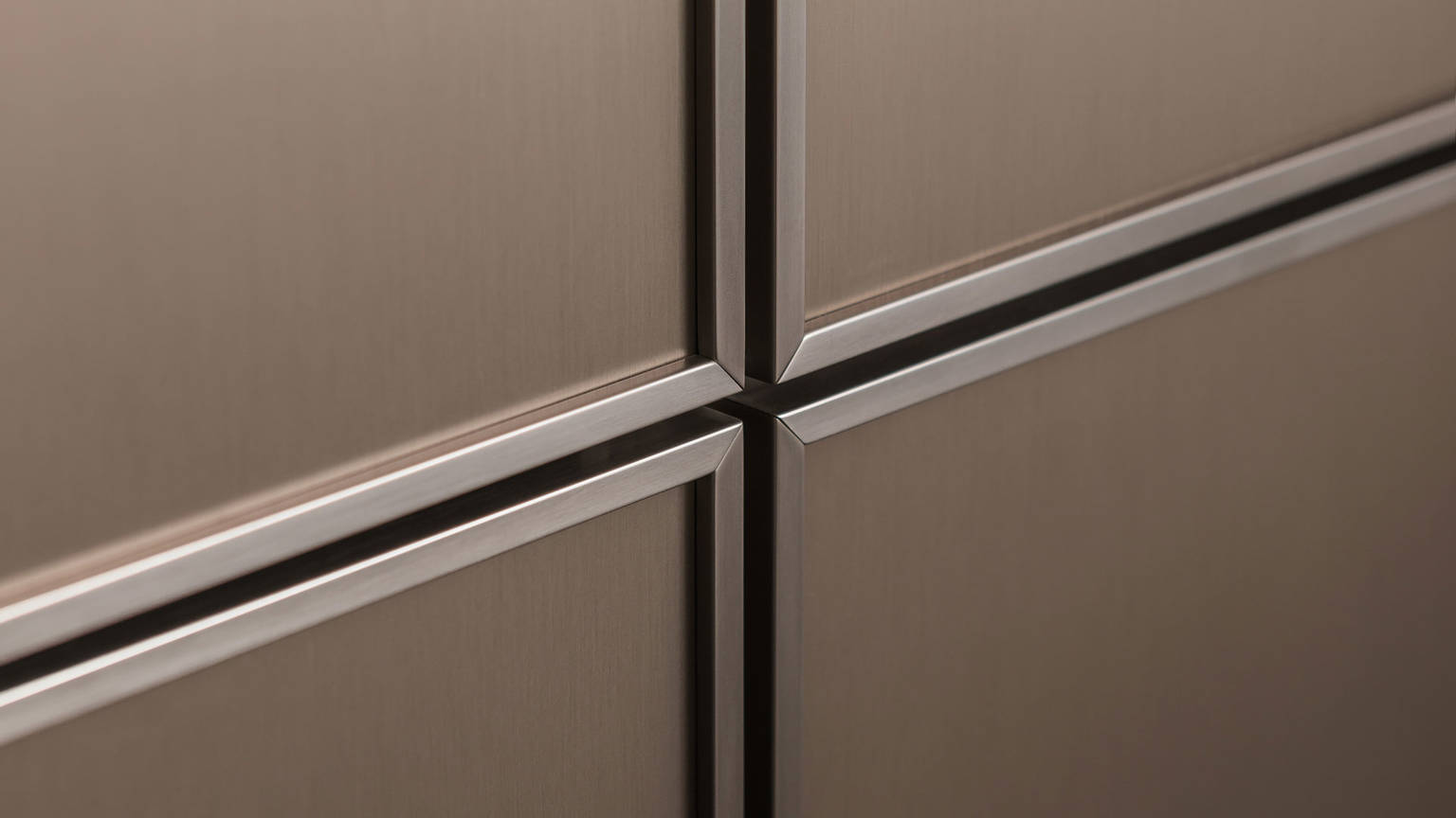 SieMatic Pure SE 3003 R kitchen with 6.5 mm narrow door front edging in gently shimmering gold bronze